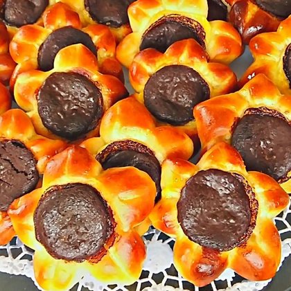 Smalkmaizīte ar vārīto krēmu un šokolādi