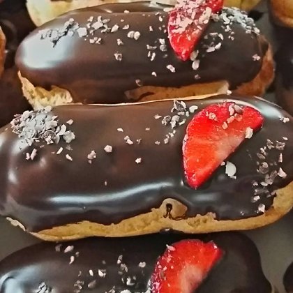 Vārītā krēma eklerīši ar riekstu šokolādes glazūru