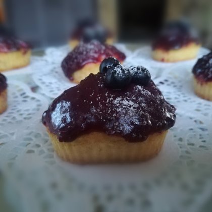 Mini keksiņš ar upeņu glazūru