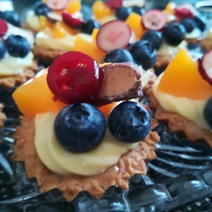 Smilšu mīklas groziņš ar vārīto krēmu um augļiem un ogām