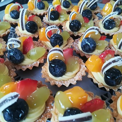 Smilšu mīklas groziņš ar vārīto krēmu un augļiem/ogām