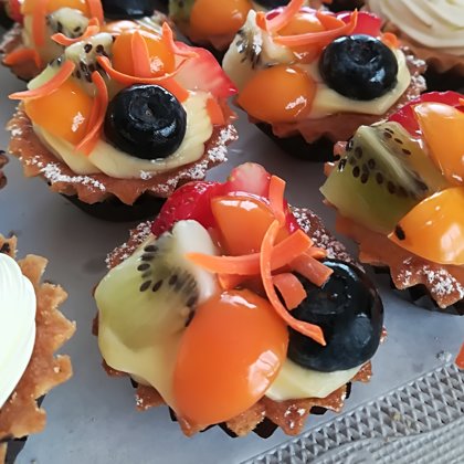 Smilšu mīklas groziņš ar vārīto krēmu un augļiem/ogām