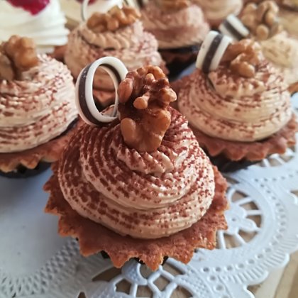 Smilšu mīklas groziņš ar siera-kafijas krēmu