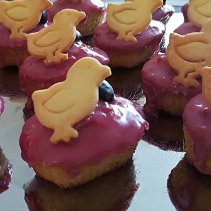 Mini keksiņš ar aveņu glazūru