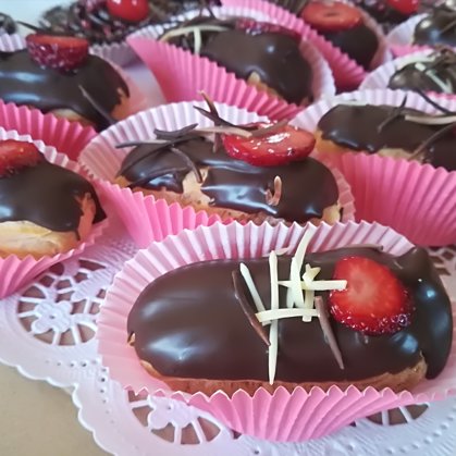 Vārītā krēma eklērrs ar riekstu šokolādes glazūru