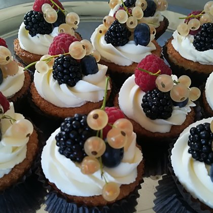 Rabarberu cup-cake ar vārīto krēmu