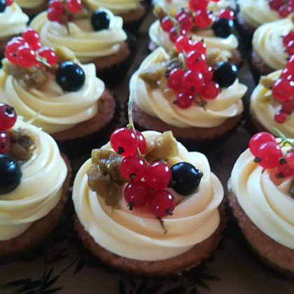 Ābolu cup-cake ar vārīto krēmu