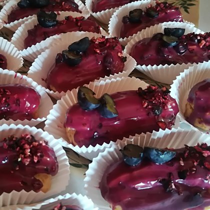 Vārītā krēma eklērs ar upeņu šokolādes glazūru