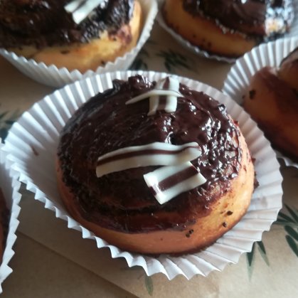 Magoņu maizīte ar riekstu šokolādes glazūru