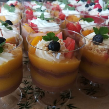 Šokolādes krēms ar persiku mērci glāzītē