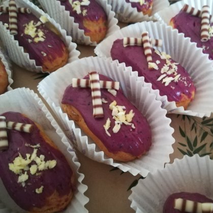 Svaigā siera krēma eklērs ar aveņu šokolādes glazūru