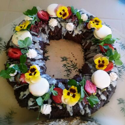 Šokolādes klinģeris ar biezpiena un ķiršu ievārījuma pildījumu