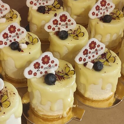 Biezpiena - jogurta kūka ar baltās šokolādes glazūru.