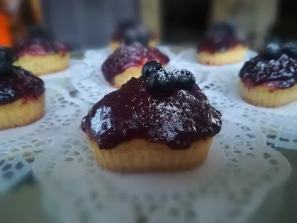 Mini keksiņš ar upeņu glazūru
