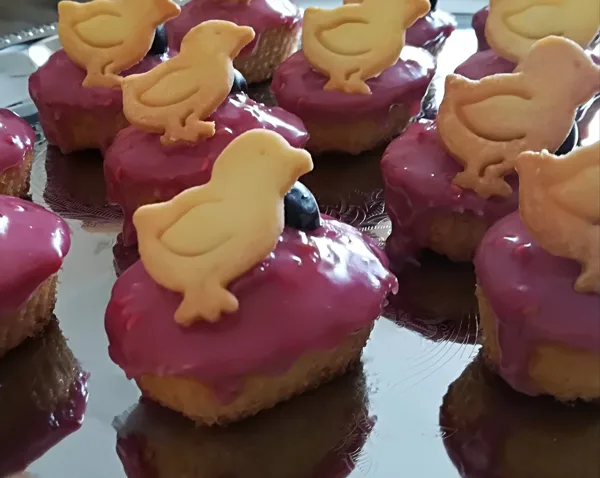 Mini keksiņš ar aveņu glazūru