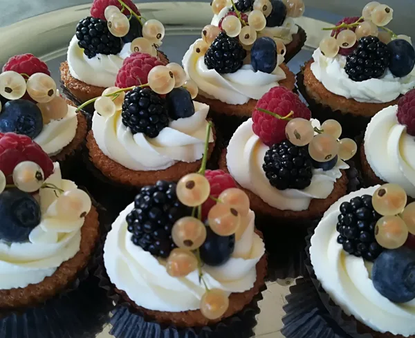 Rabarberu cup-cake ar vārīto krēmu
