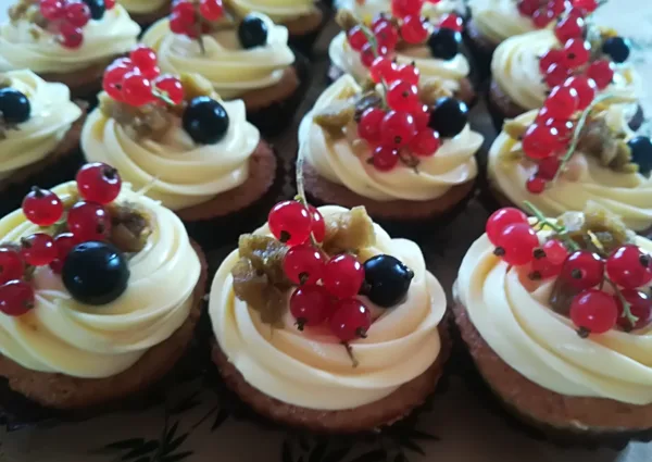 Ābolu cup-cake ar vārīto krēmu