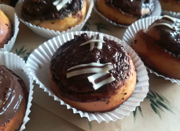 Magoņu maizīte ar riekstu šokolādes glazūru
