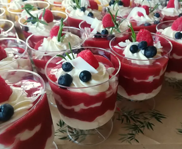 Biezpiena krēms ar zemeņu mērci glāzītē