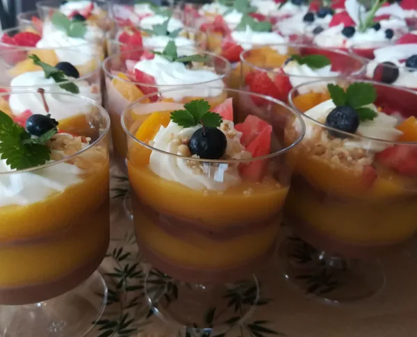 Šokolādes krēms ar persiku mērci glāzītē