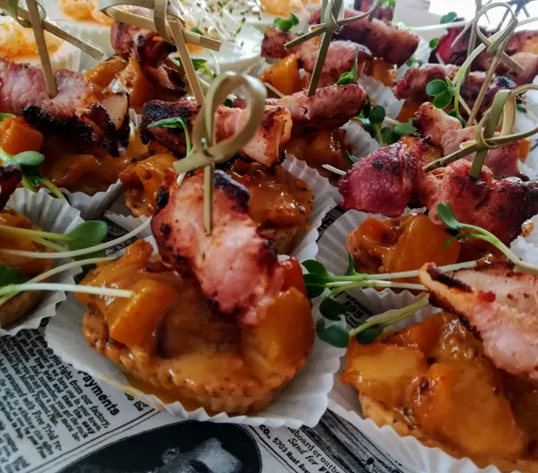 Biezpiena groziņš ar ceptu ķirbi un mango-čilli mērci