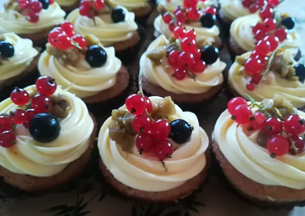 Ābolu cup-cake ar vārīto krēmu